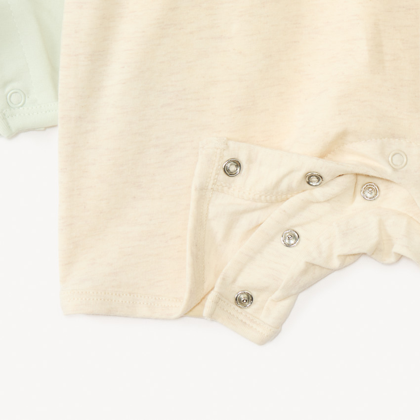 Lote de 2 combishorts con motivo de coches para bebé niño. 