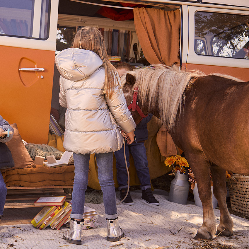Chaqueta acolchada con capucha de tejido iridiscente forrada en sherpa para niña 