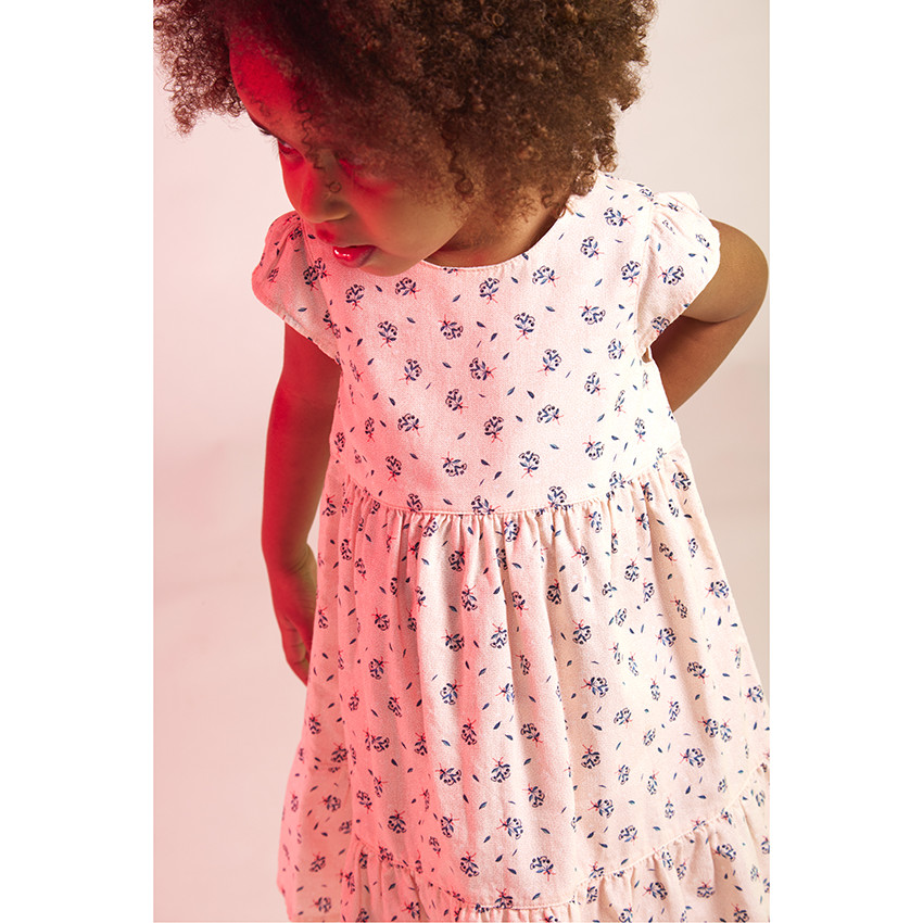 Vestido de manga corta en popelín con espalda fantasía para niña. 