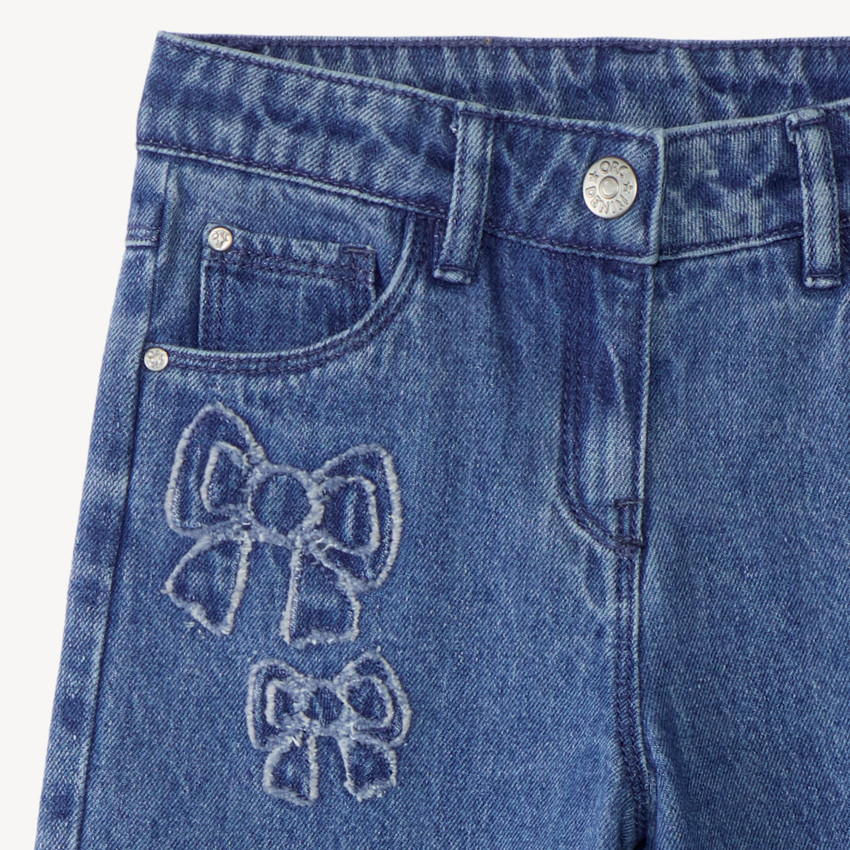 Pantalón recto ancho para niña con parches de lazo. 