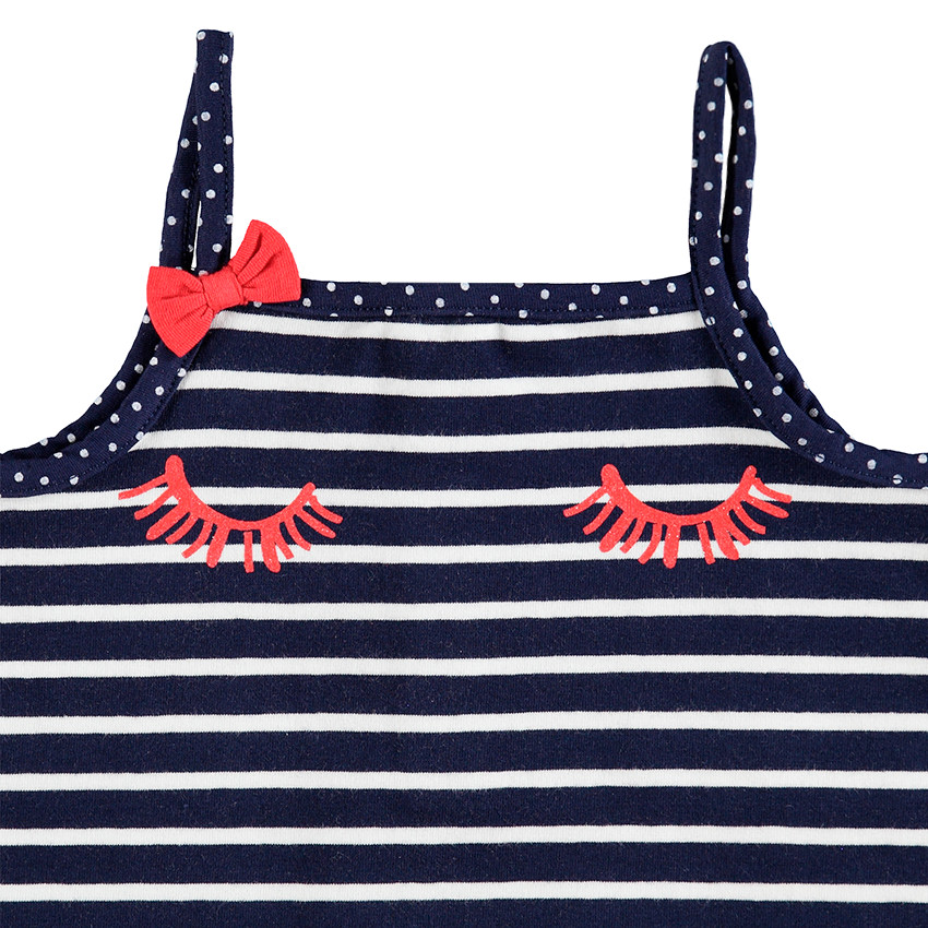 Conjunto con camiseta de rayas y pantalón corto rojo con volantes 