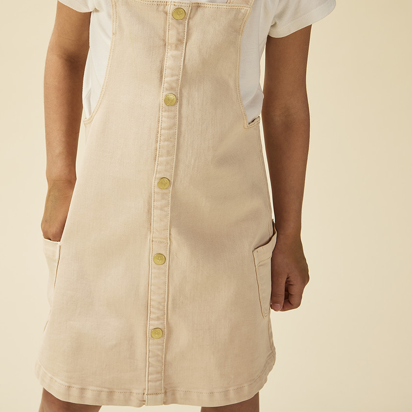 Vestido peto vaquero con botones decorativos para niña 