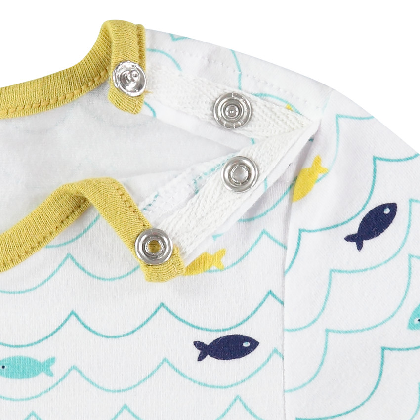 Camiseta de manga corta con estampado de peces all over y bolsillo 