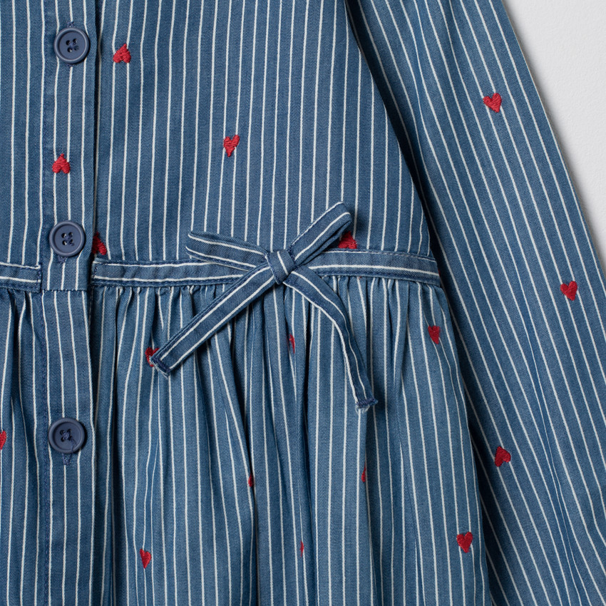 Vestido de chambray manga larga rayas y corazones bordados 