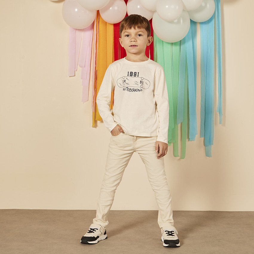 Pantalón slim liso efecto arrugado para niño 