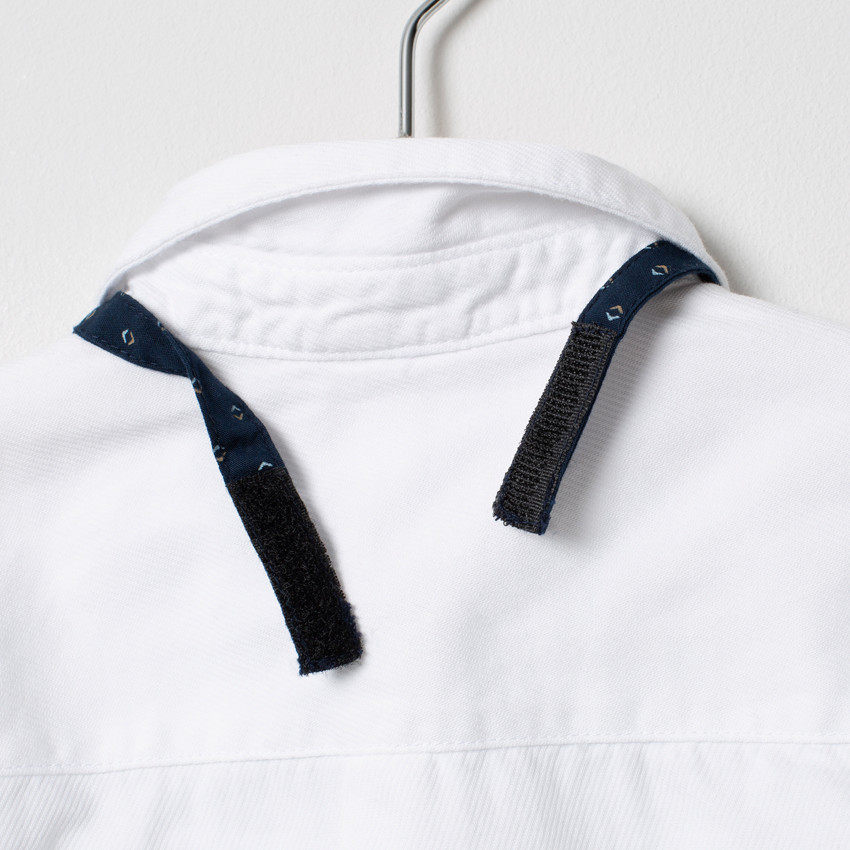 Chemise blanche à noeud papillon amovible 