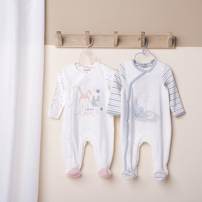 Pelele de  terciopelo estampado conejos 