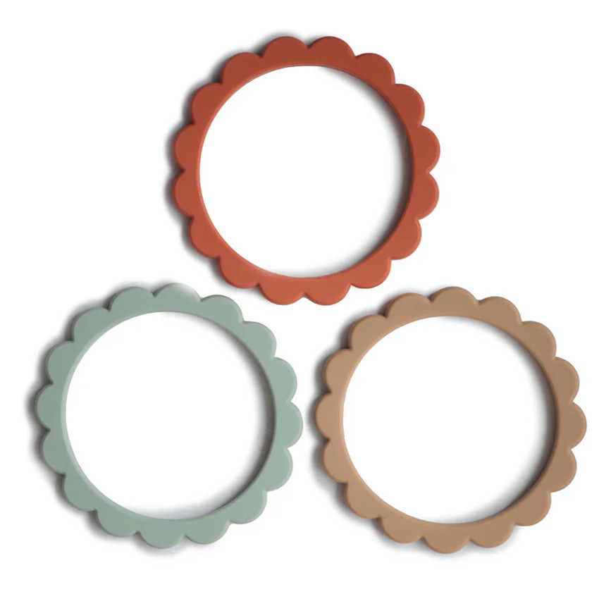 Pack de 3 anillos de dentición de flores 100% silicona en colores azul Cambridge, clémentine y natural. 