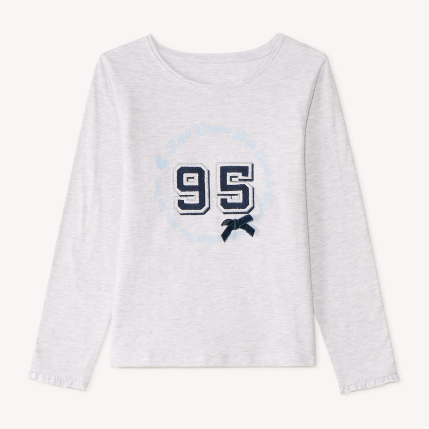 Camiseta de niña de manga larga con parche decorativo. 