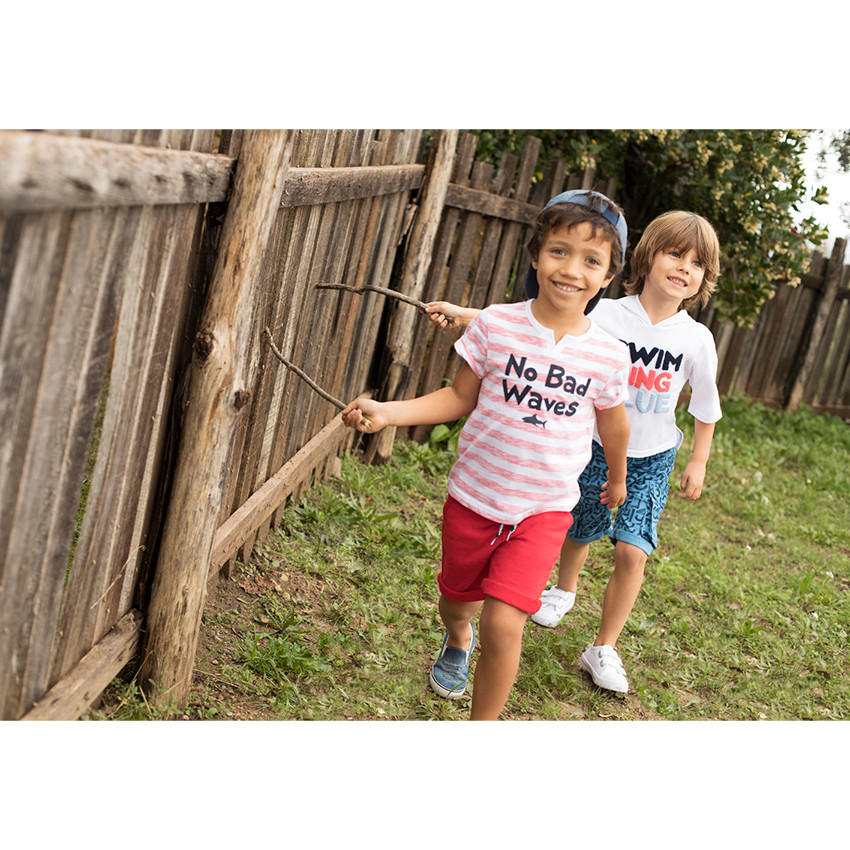 Camiseta de manga corta con capucha y mensaje de rizo 