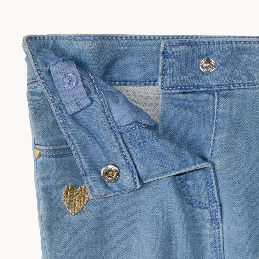 Jeans slim bordados corazones dorados para bebé niña 