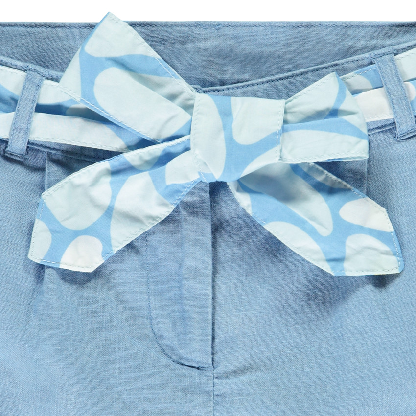 Short de tela lisa con cinturón decorativo para niña 