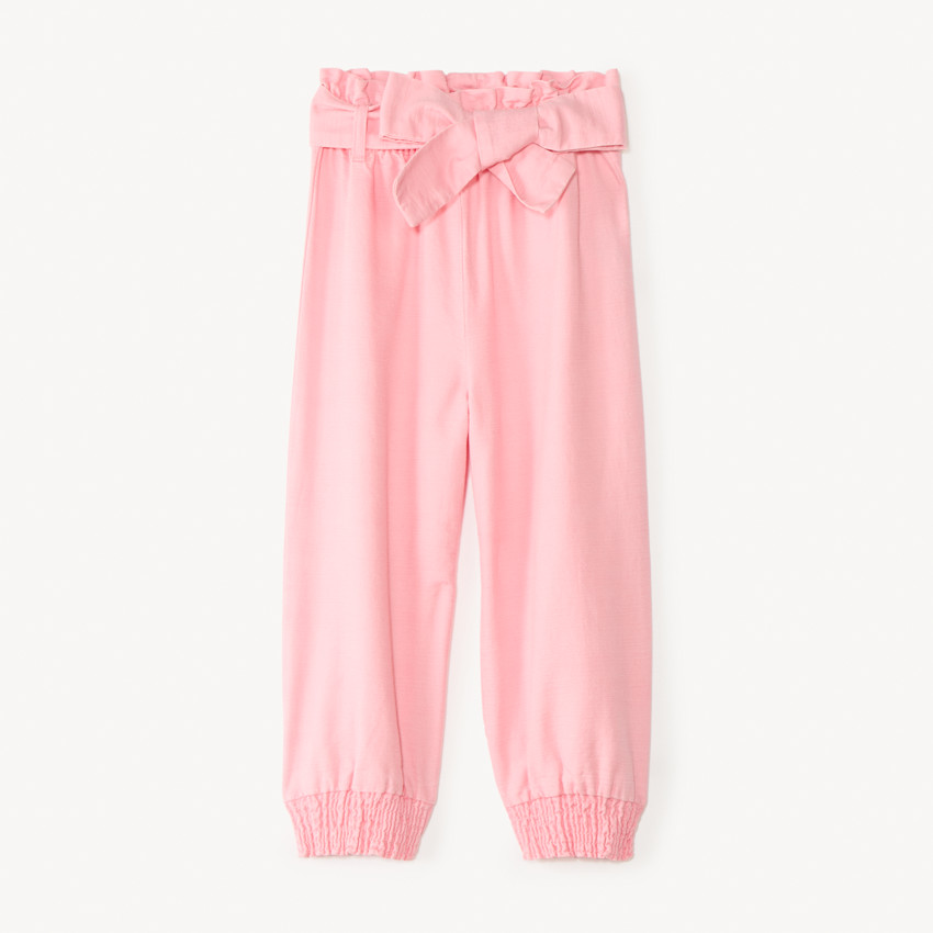 Pantalón corto de tela lisa con cinturón para niña 