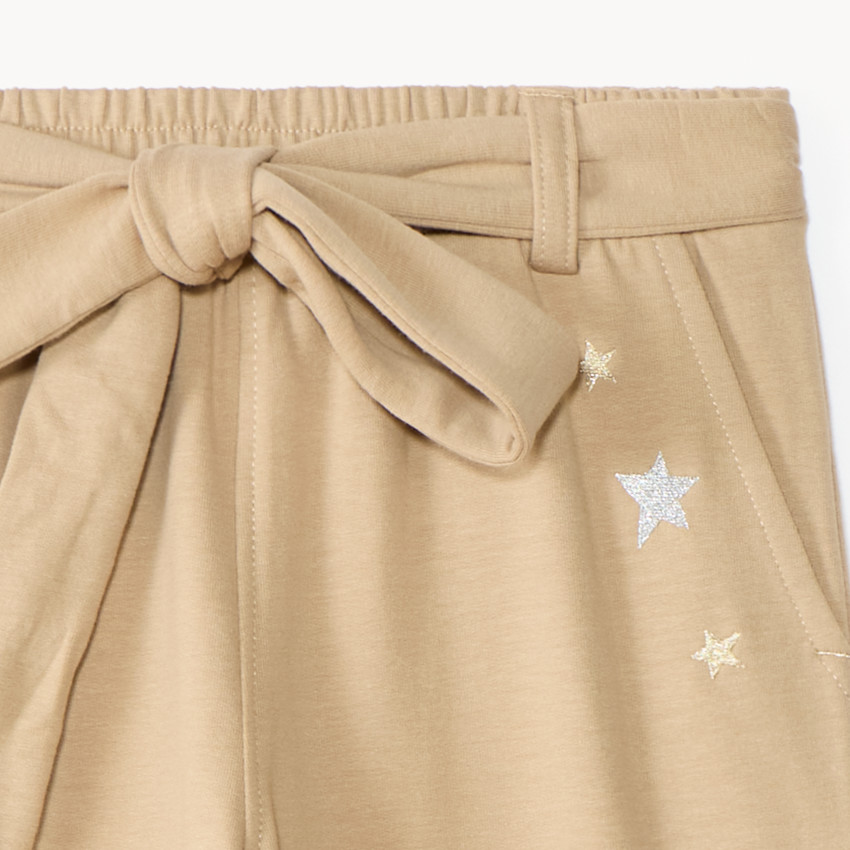 Pantalones de chándal para niña estilo cargo con cinturón ajustable. 