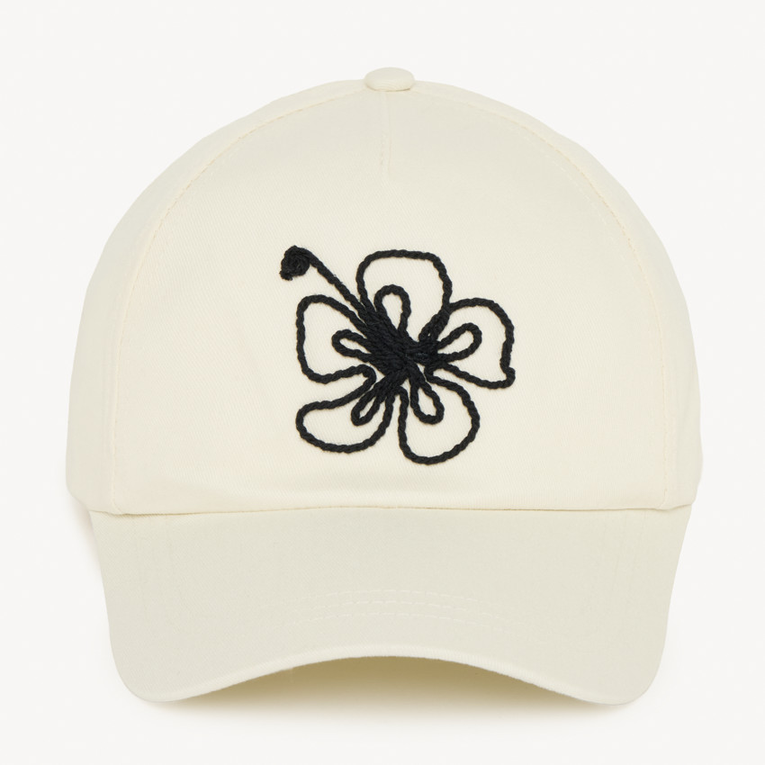 Gorra unicolor con flores de tiaré y cordones para niña 
