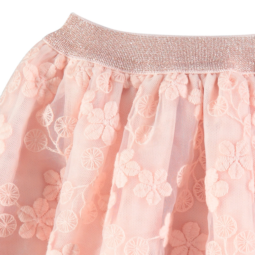 Falda corta de tul con flores bordadas y cintura brillante 