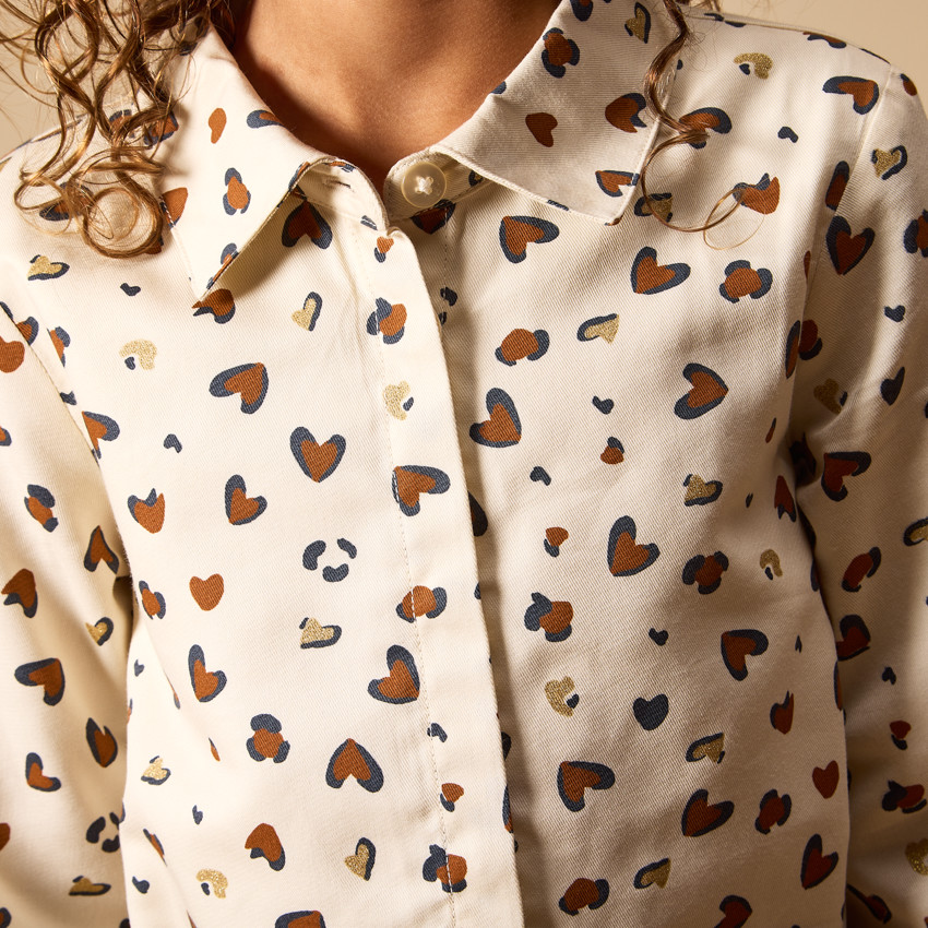 Ropa de niña: vestido camisero ceñido con estampado de corazones 