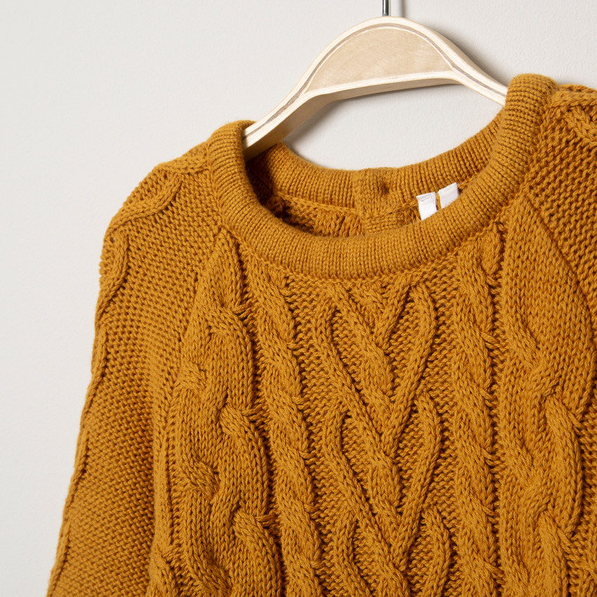 Vestido de manga larga de punto ocre con juego de puntos 