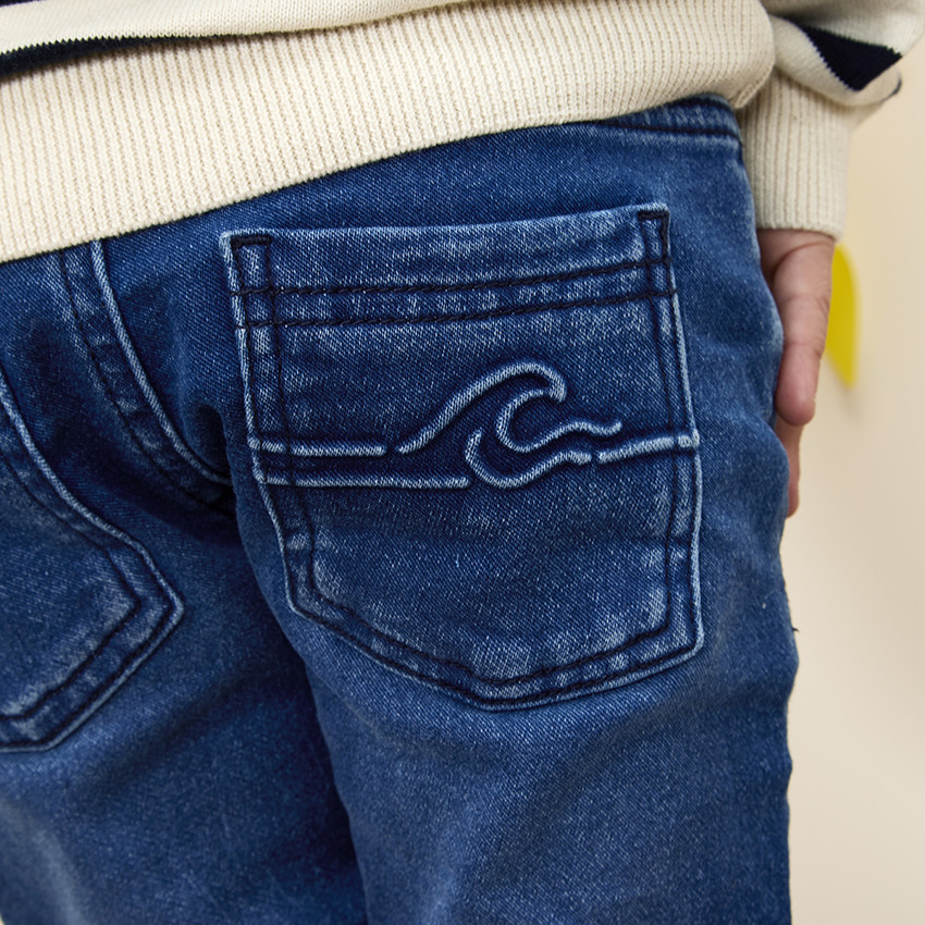 Jean slim motivo de olas en relieve para niño 