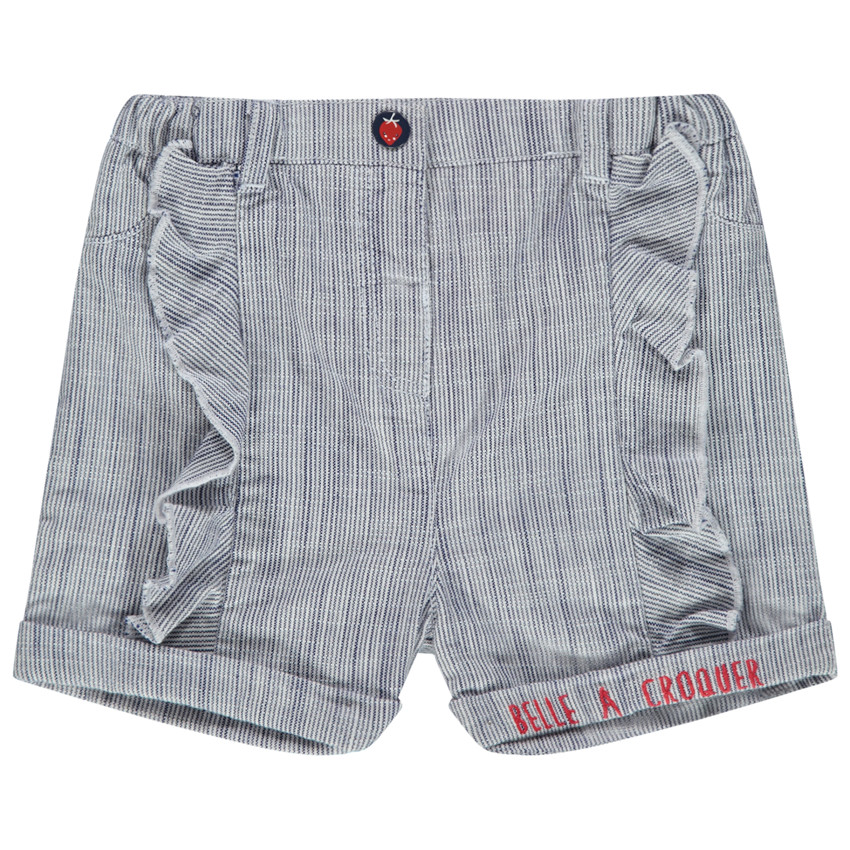 Pantalón corto con rayas finas y volantes 