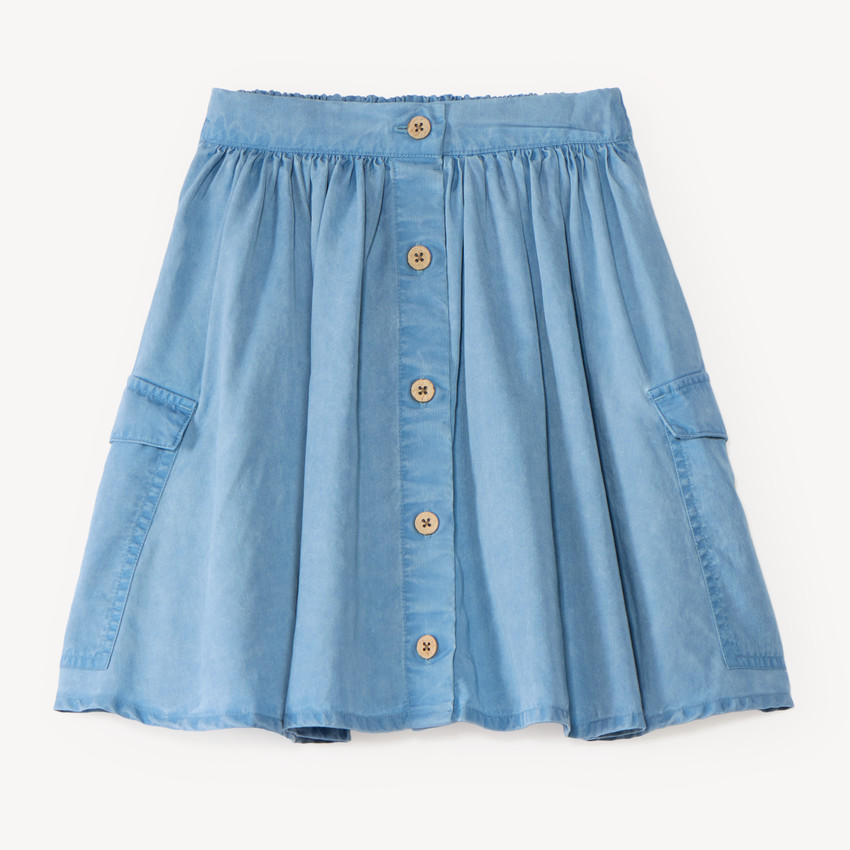 Falda corta de niña de tela con botones en el frente. 