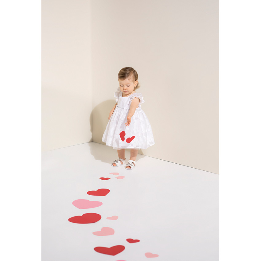 Vestido de gala de tul con flores del mismo color 