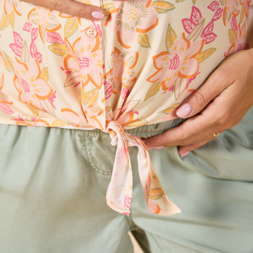 Camiseta de manga corta con nudo y estampado floral para mujer 