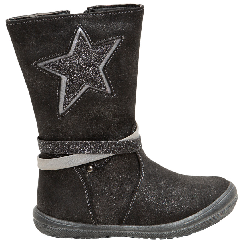 Botas con enducción brillante y estrella plateada en el lateral.  