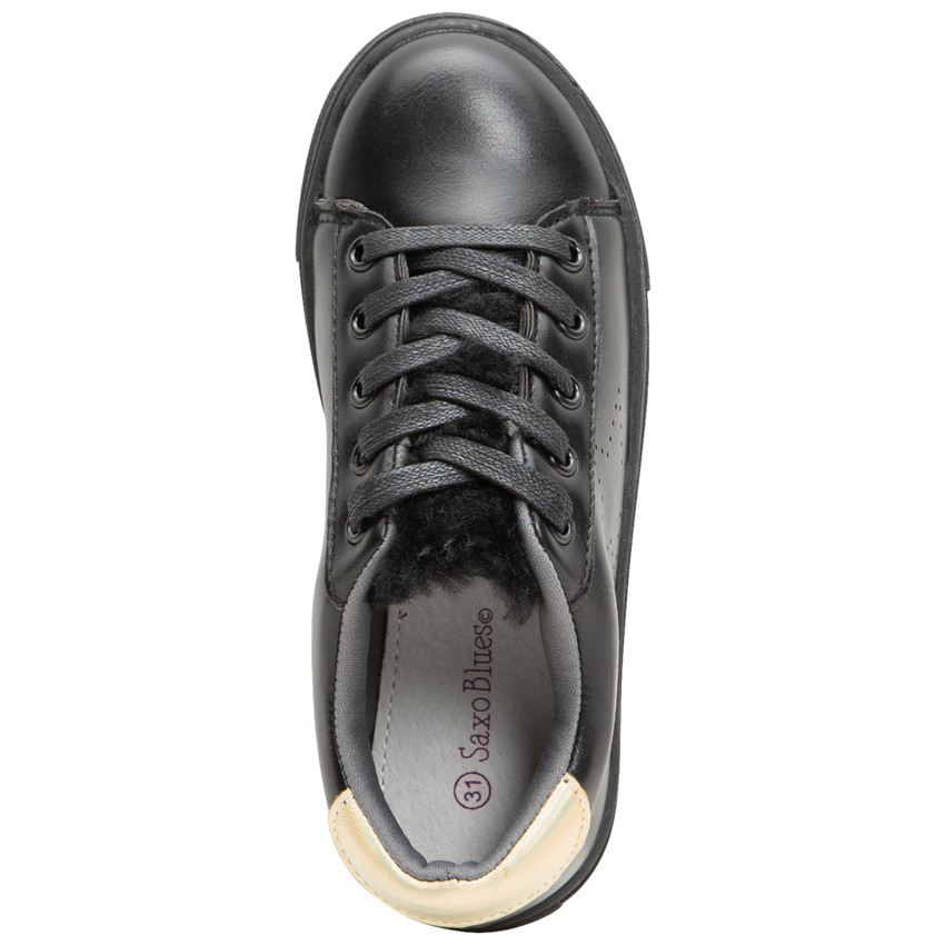 Zapatillas bajas efecto cuero con detalles dorados en la parte posterior y forro de sherpa. 