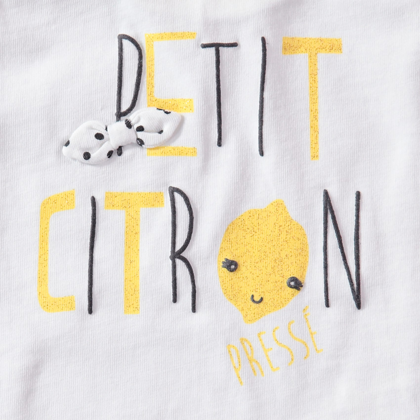 Conjunto de camiseta de punto con mensaje estampado y bermudas amarillas de lunares 