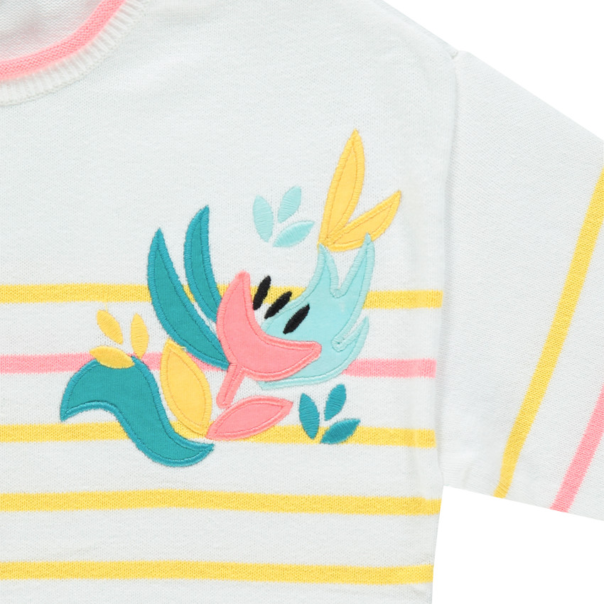 Pull en tricot à rayures et broderies  