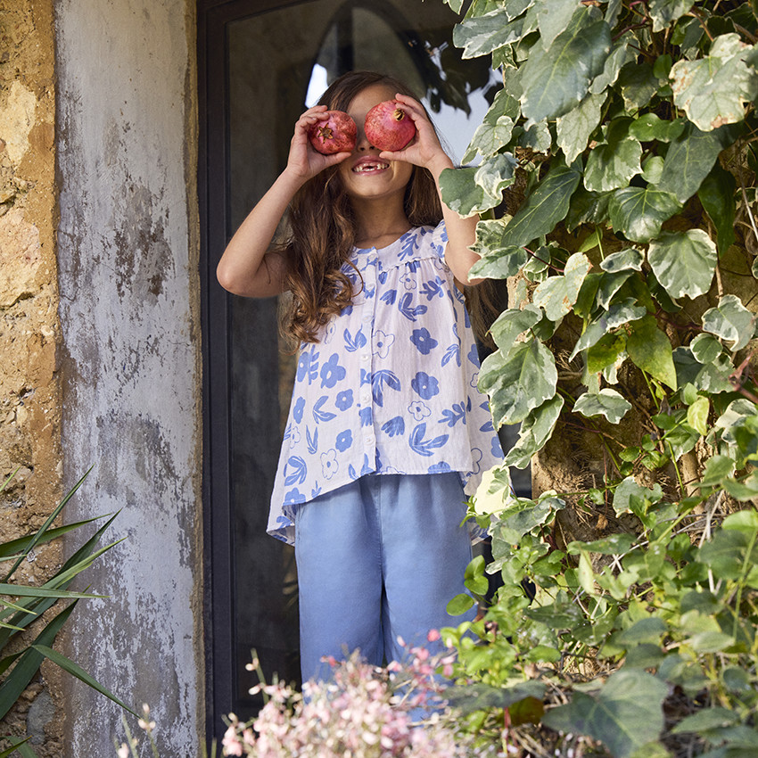 Blusa estampada de flores con galón de pompones para niña 