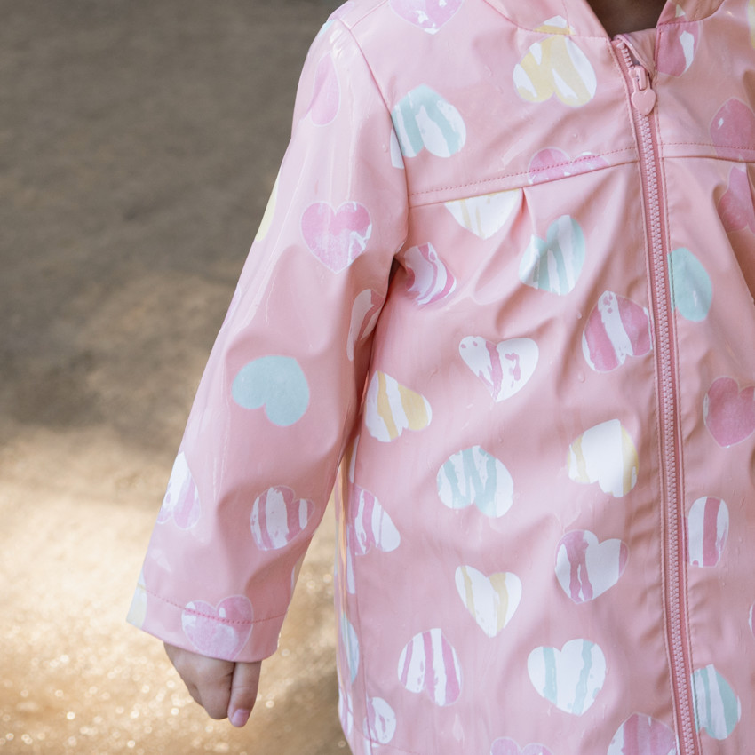 Parka de goma con colores cambiantes estampada de corazones para niña. 