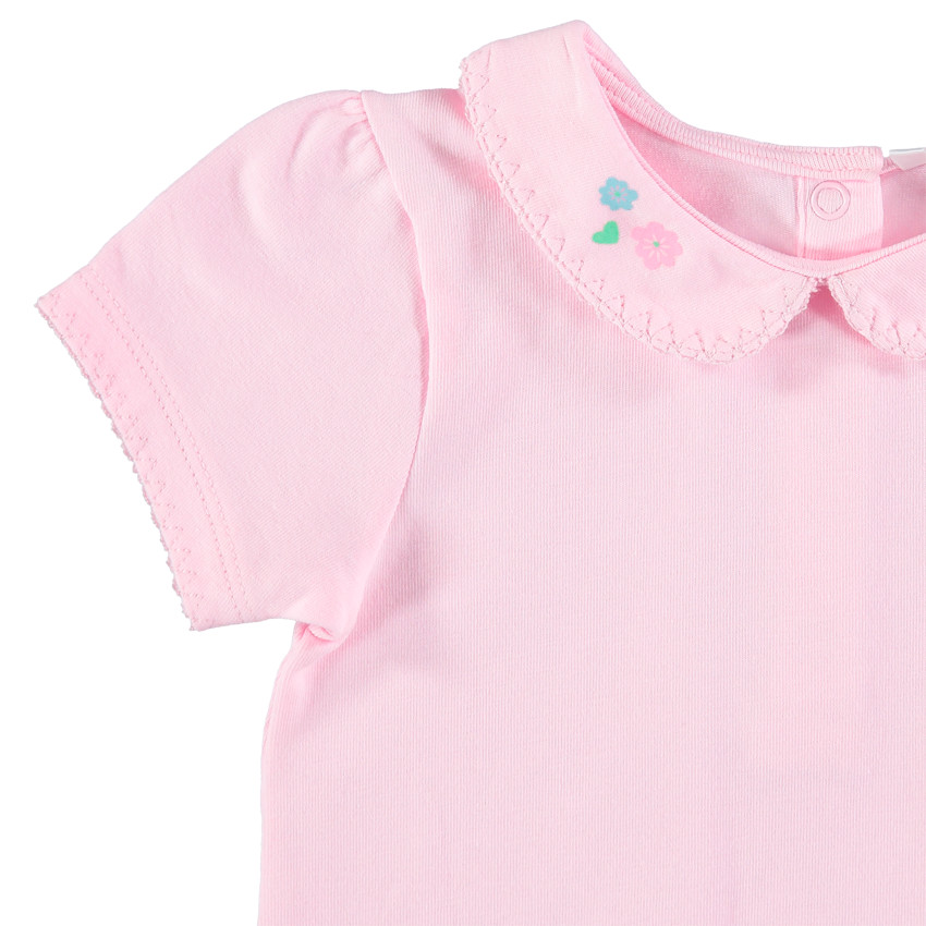 Conjunto Peto corto con bordados coloridos y polo rosa  Additional Conjunto Peto corto con bordados coloridos y polo rosa