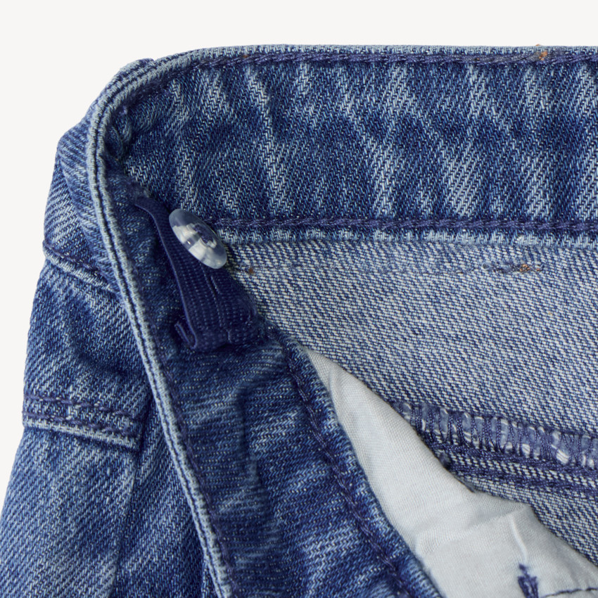Pantalón recto ancho para niña con parches de lazo. 