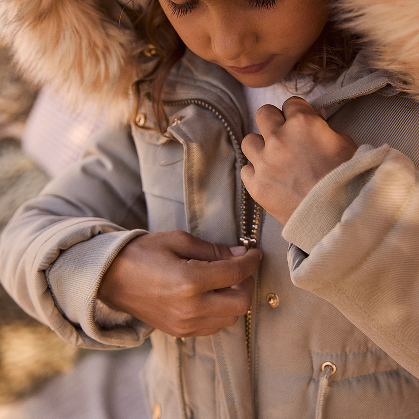 Parka impermeable con capucha y efecto de pelo sintético para niña 