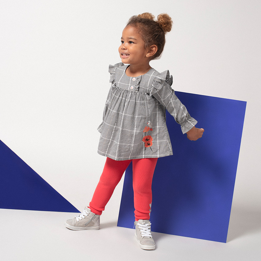 Leggings rojos con corazones estampados 