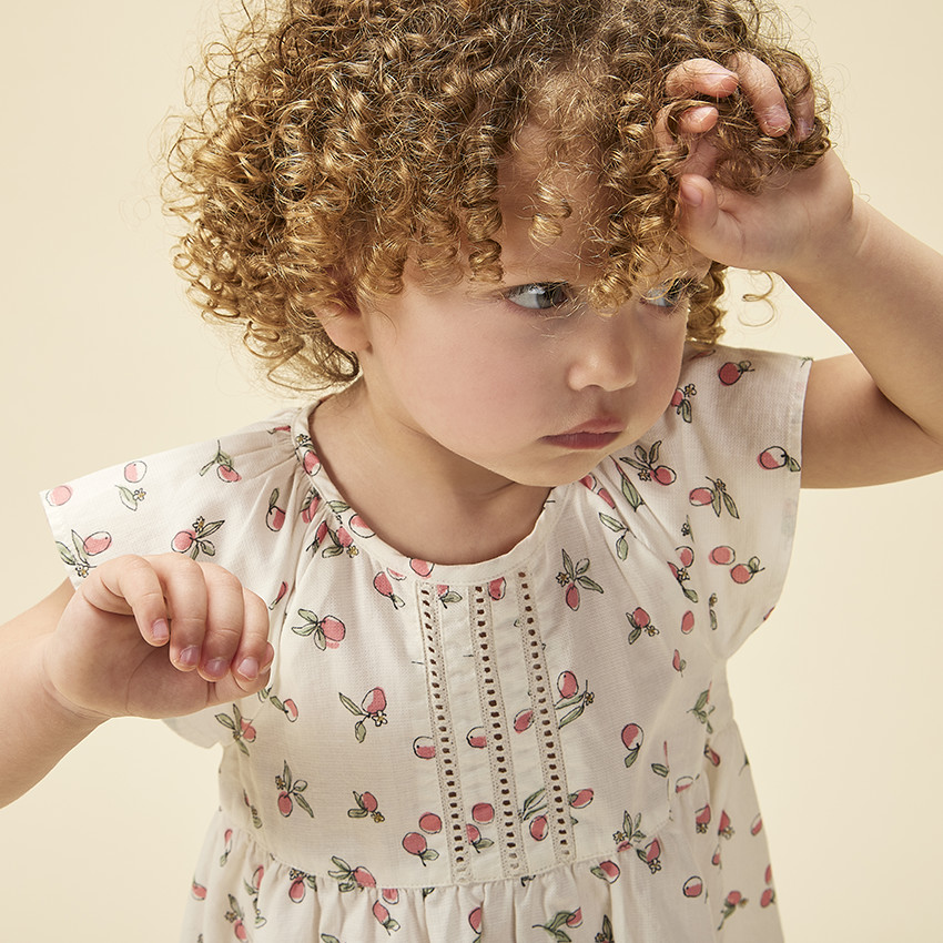 Vestido de manga corta con estampado de melocotones para bebé niña 
