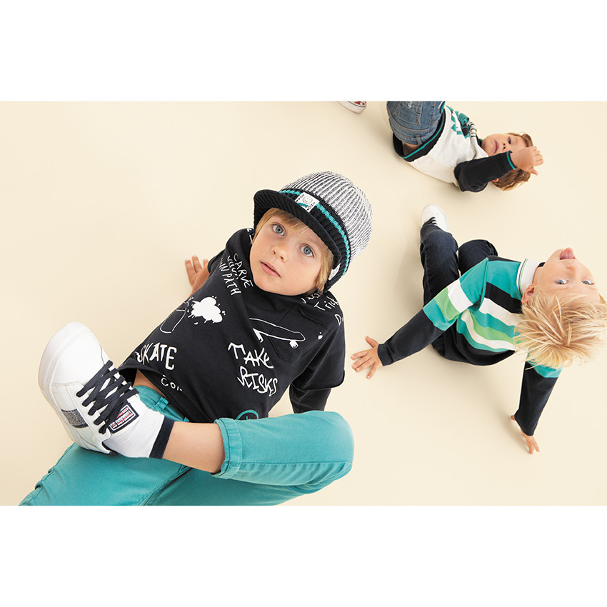 Zapatillas bajas con cordones que contrastan y bandas aplicadas de la 28 a la 38 