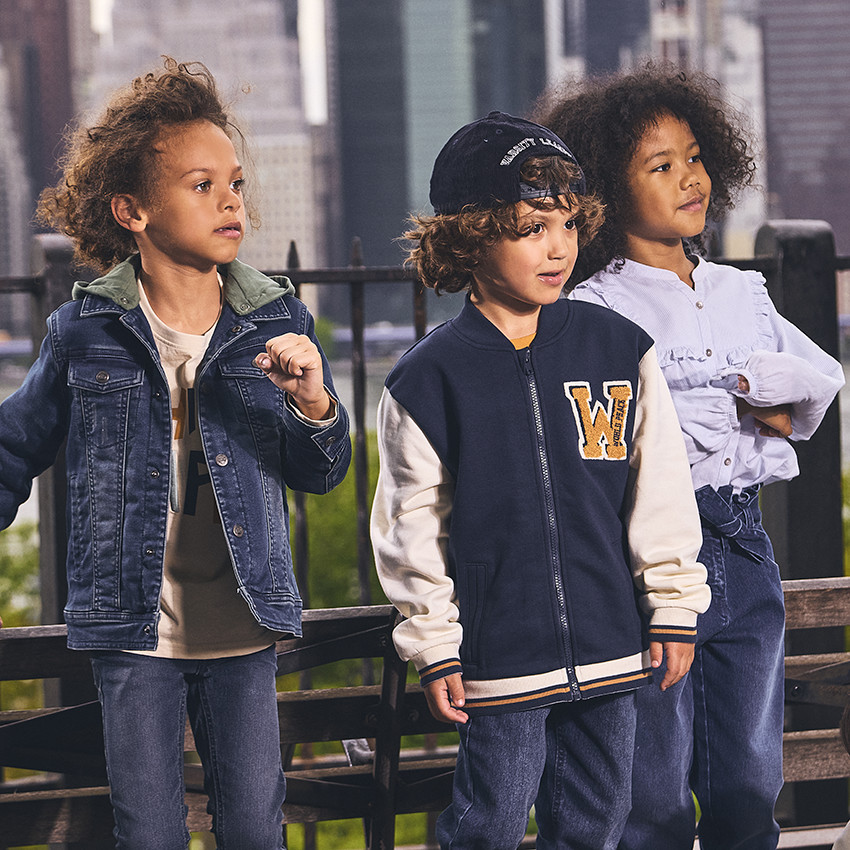 Chaqueta de mezclilla con capucha de felpa desmontable para niño 