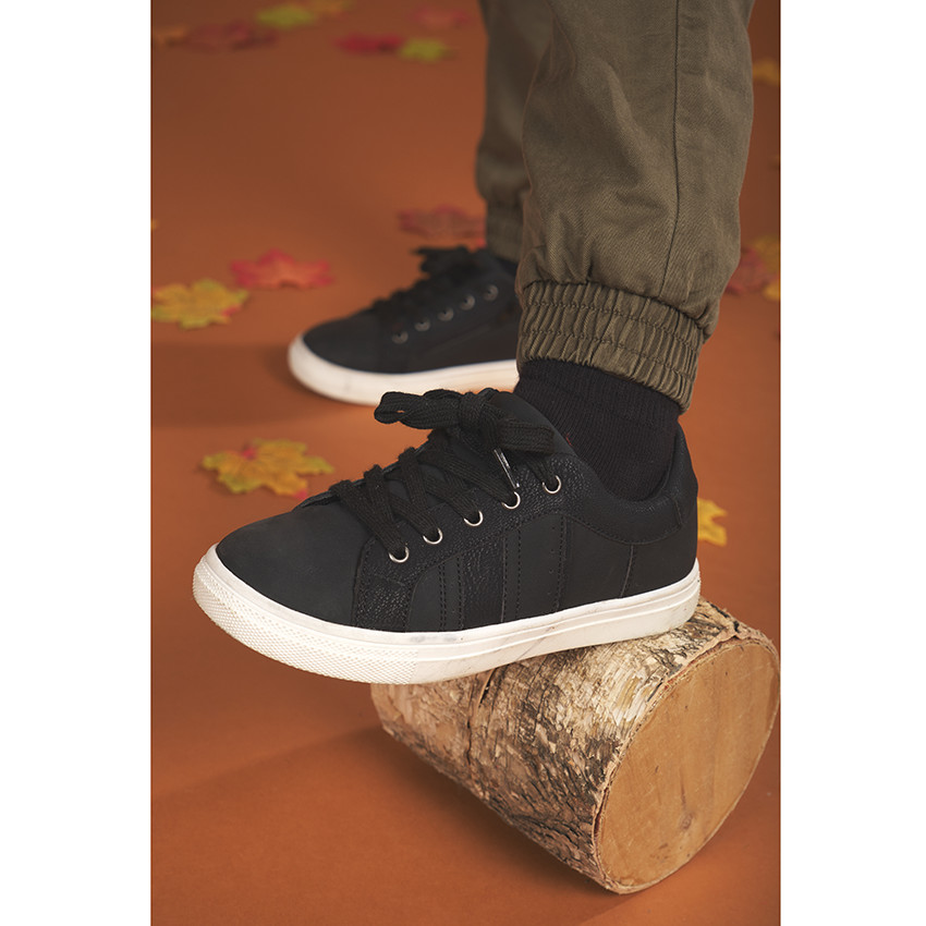 Zapatillas deportivas bajas con cordones y detalles en dos materiales para niño 