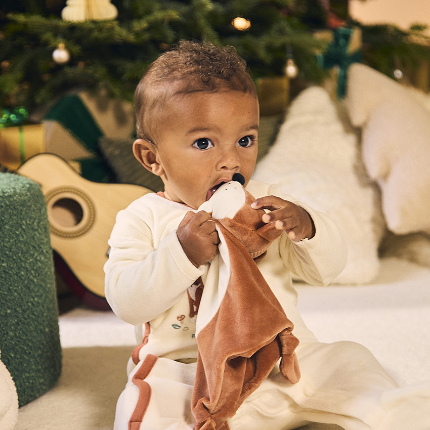 Pelele de terciopelo + doudou zorro a juego con aberturas diferentes según la edad 