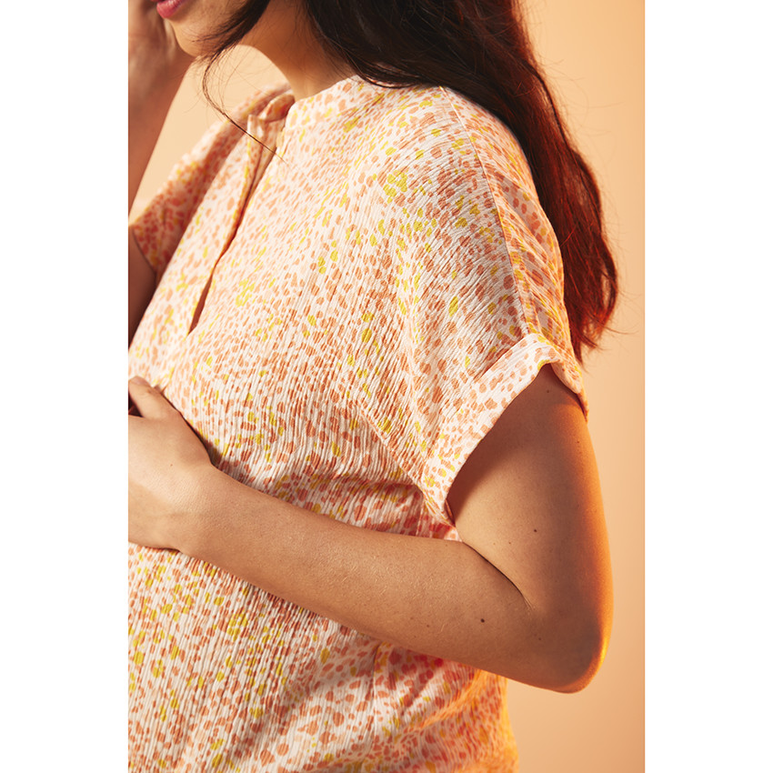 Camisa de embarazo y lactancia de manga corta estampada 