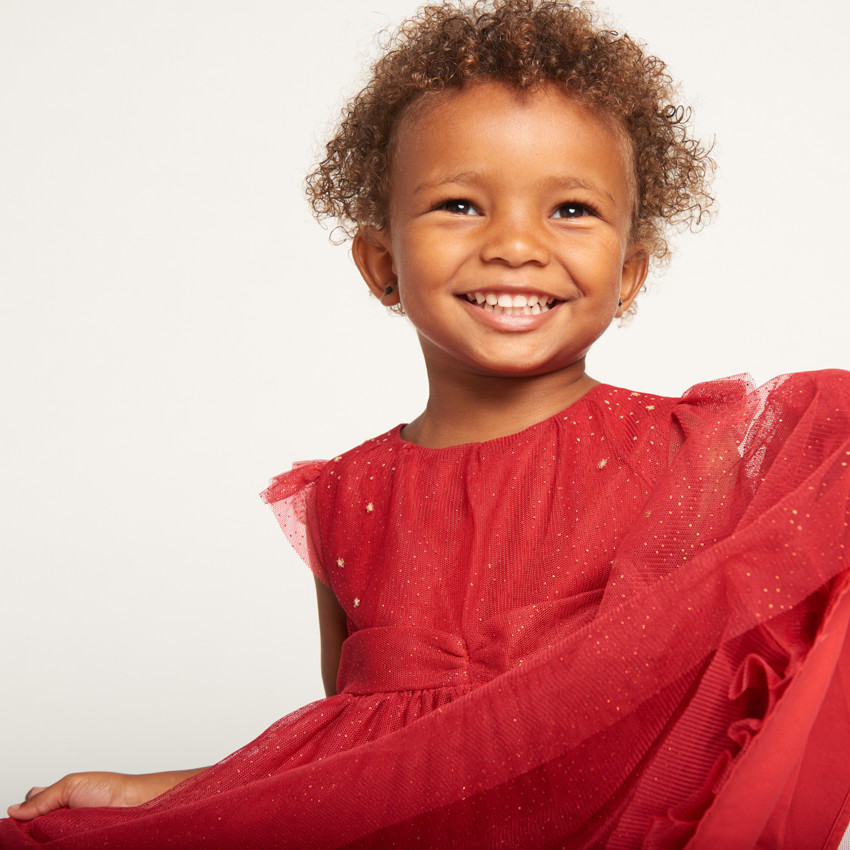 Vestido de fiesta de manga corta en tul brillante para niña. 