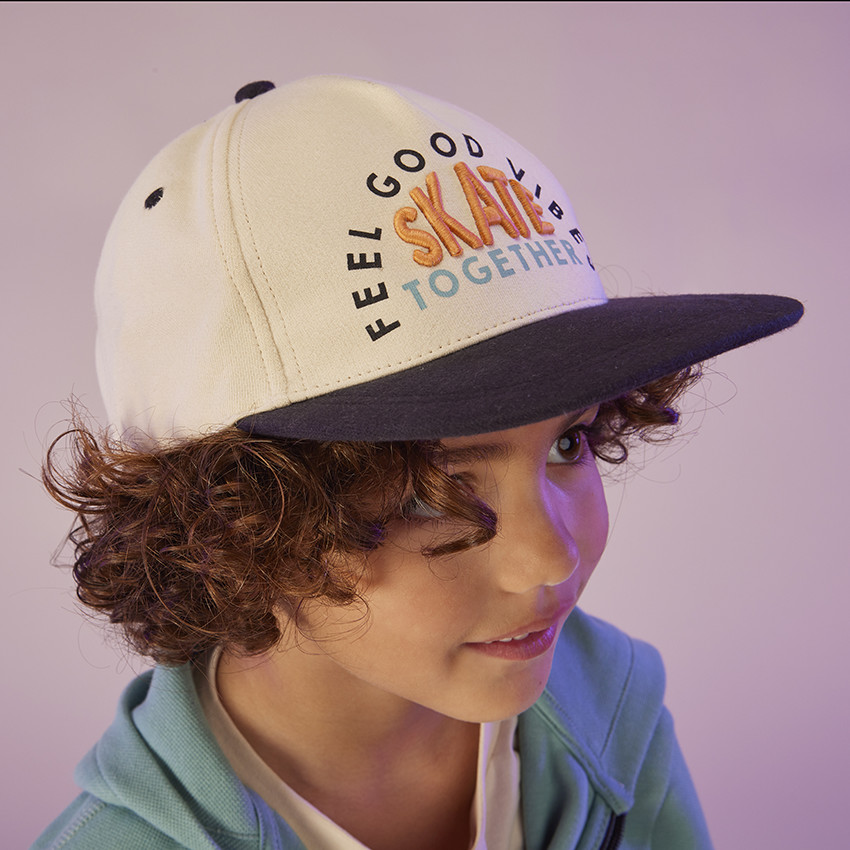 Gorra bicolor con bordado 3D para niño 