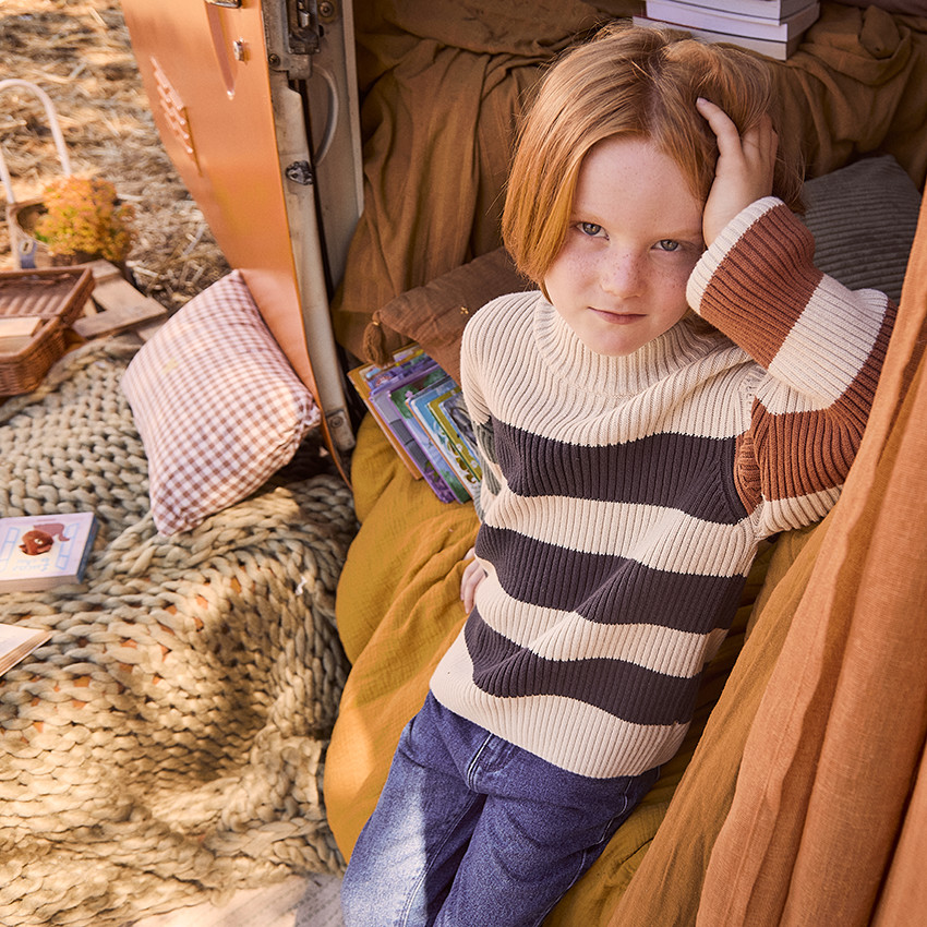 Suéter de rayas tricolores de punto con cuello alto para niño 