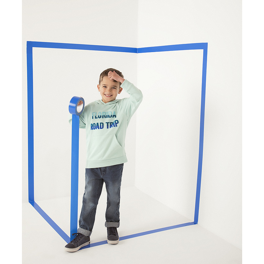 Jeans efecto desgastado y arrugado corte recto niño. 