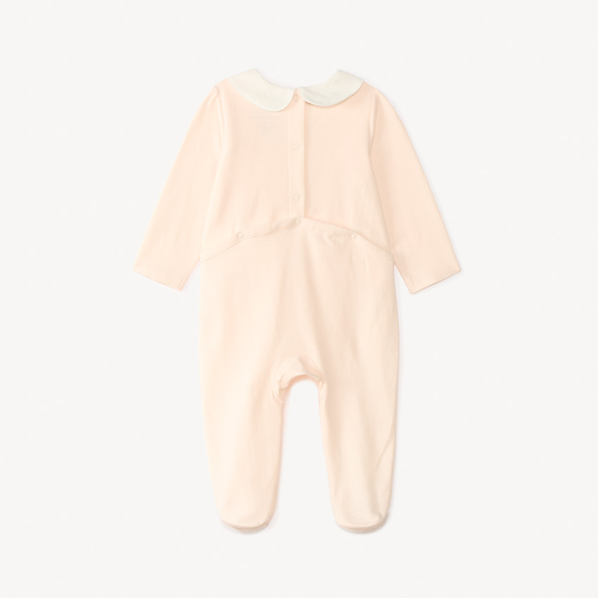 Pijama con cuello tipo claudine y bordado de flores para niña. 