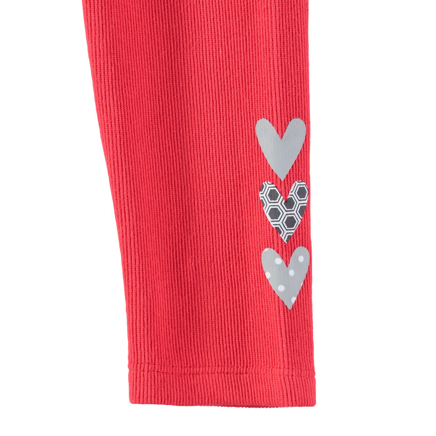 Leggings rojos con corazones estampados 
