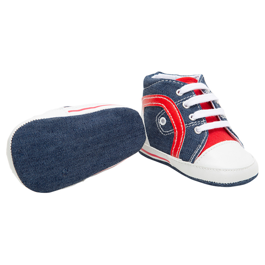 Zapatillas flexibles de tela con efecto vaquero y aplicaciones que contrastan 